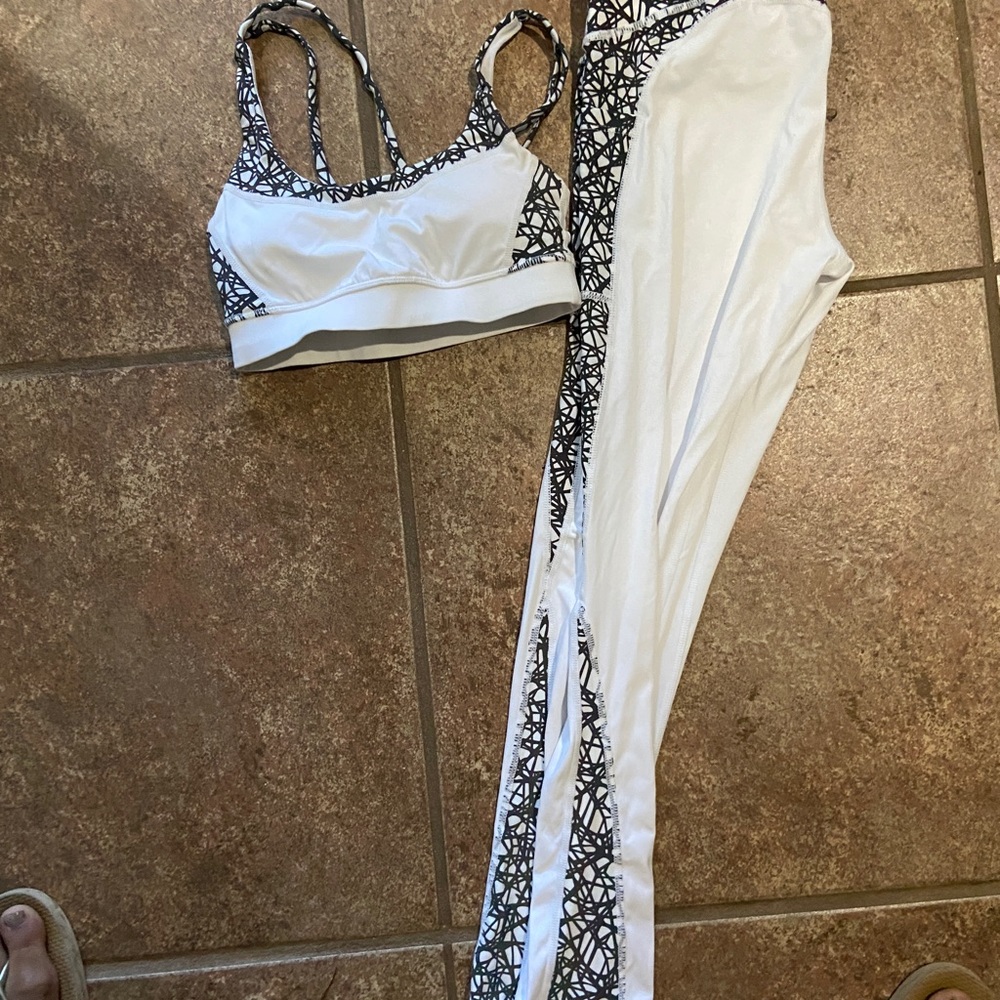 HOLOGEAR SZ 2 SET SPORTS BRA + SMALL LEGGINGS ATHLETIC WEAR WHITE BLACK TRENDY